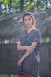 Portret młody Karen wonen uśmiecha się w lasowym miejscowym Thailand fotografia royalty free Portret młody Karen wonen uśmiecha się w lasowym miejscowym Thailand fotografia royalty free