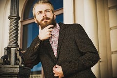 Portret młody piękny modny mężczyzna Zdjęcie Stock Portret młody piękny modny mężczyzna Zdjęcie Stock