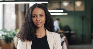 Portret młody pomyślny bizneswoman przy ruchliwie biurem Przystojny żeński pracownik patrzeje kamerę i robi kciukom zdjęcie wideo Portret młody pomyślny bizneswoman przy ruchliwie biurem Przystojny żeński pracownik patrzeje kamerę i robi kciukom zdjęcie wideo