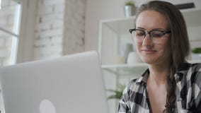 Portret młody żeński patrzeć inwestuje monitoru ekran w domowym wnętrzu zbiory Portret młody żeński patrzeć inwestuje monitoru ekran w domowym wnętrzu zbiory
