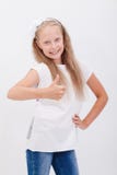 Portret piękna dziewczyna pokazuje aprobaty dalej Zdjęcia Stock Portret piękna dziewczyna pokazuje aprobaty dalej Zdjęcia Stock