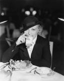 Portret pije i je w restauraci kobieta (Wszystkie persons przedstawiający no są długiego utrzymania i żadny nieruchomość istnieje zdjęcia royalty free Portret pije i je w restauraci kobieta (Wszystkie persons przedstawiający no są długiego utrzymania i żadny nieruchomość istnieje zdjęcia royalty free