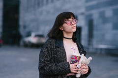 Portret piękna, elegancka dziewczyna trzyma w szkłach i obrazy stock Portret piękna, elegancka dziewczyna trzyma w szkłach i obrazy stock