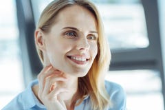 Portret piękna marzycielska jasnogłowa kobieta zdjęcia stock Portret piękna marzycielska jasnogłowa kobieta zdjęcia stock