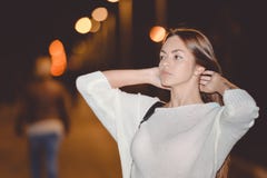 Portret piękna młoda dama na miasto ulicie w nocy, evening zaświeca bokeh tło zdjęcie royalty free Portret piękna młoda dama na miasto ulicie w nocy, evening zaświeca bokeh tło zdjęcie royalty free