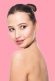 Portret piękna seksowna kobieta na różowym tle Brunetki dziewczyna patrzeje daleko od z uśmiechem vertical, zakończenie up Zdrój fotografia stock Portret piękna seksowna kobieta na różowym tle Brunetki dziewczyna patrzeje daleko od z uśmiechem vertical, zakończenie up Zdrój fotografia stock