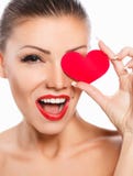 Portret Piękna wspaniała kobieta z splendoru jaskrawym makeup i czerwieni serce w ręce obrazy stock Portret Piękna wspaniała kobieta z splendoru jaskrawym makeup i czerwieni serce w ręce obrazy stock