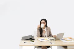 Portret piękni 40-50 rok Bizneswoman trzyma filiżankę zdjęcia stock Portret piękni 40-50 rok Bizneswoman trzyma filiżankę zdjęcia stock