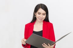 Portret piękni 20-30 rok Młody bizneswoman w czerwonym kostiumu zdjęcie stock Portret piękni 20-30 rok Młody bizneswoman w czerwonym kostiumu zdjęcie stock