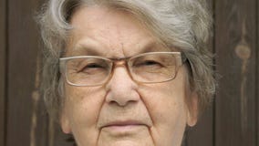 Portret poważny stary gramma starzał się 80s outdoors zbiory wideo Portret poważny stary gramma starzał się 80s outdoors zbiory wideo