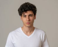 Portret przystojny m?ody cz?owiek w neutralnych grzebak?w wyrazach twarzy i ludzkich emocjach zdjęcia stock Portret przystojny m?ody cz?owiek w neutralnych grzebak?w wyrazach twarzy i ludzkich emocjach zdjęcia stock