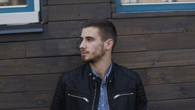 Portret przystojny samiec modela czekanie przy budować 4K zbiory Portret przystojny samiec modela czekanie przy budować 4K zbiory
