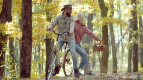 Portret rozochocona m?oda kobieta i brodaty m??czyzna z jesie? li??mi Romantyczna jesieni para w mi?o?ci Retuszujący i zbiory wideo Portret rozochocona m?oda kobieta i brodaty m??czyzna z jesie? li??mi Romantyczna jesieni para w mi?o?ci Retuszujący i zbiory wideo