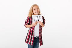 Portret rozochocona mała dziewczynka pokazuje prześcieradło papier fotografia stock Portret rozochocona mała dziewczynka pokazuje prześcieradło papier fotografia stock