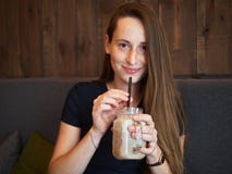 Portret rudzielec młoda szczęśliwa piękna kobieta pije kawę w kawiarni przy kawową przerwą z piegami fotografia stock Portret rudzielec młoda szczęśliwa piękna kobieta pije kawę w kawiarni przy kawową przerwą z piegami fotografia stock