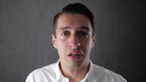 Portret smutny mężczyzna płacz z łzami w oczach deprymujący biznesmena płacz Mężczyzna w rozpaczu zdjęcie wideo Portret smutny mężczyzna płacz z łzami w oczach deprymujący biznesmena płacz Mężczyzna w rozpaczu zdjęcie wideo