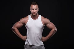 Portret sportowy mężczyzna w białym podkoszulku zdjęcie stock Portret sportowy mężczyzna w białym podkoszulku zdjęcie stock
