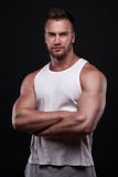 Portret sportowy mężczyzna w białym podkoszulku zdjęcia royalty free Portret sportowy mężczyzna w białym podkoszulku zdjęcia royalty free