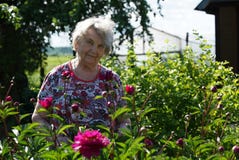 Portret stara uśmiechnięta kobieta w parku fotografia stock Portret stara uśmiechnięta kobieta w parku fotografia stock