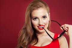 Portret szczęśliwa piękna kobieta Doskonalić kobieta modela twarzy zbliżenie na czerwonym tle zdjęcie royalty free Portret szczęśliwa piękna kobieta Doskonalić kobieta modela twarzy zbliżenie na czerwonym tle zdjęcie royalty free