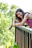 Portret szczęśliwa dojrzała kobieta nawadnia rośliny Fotografia Stock Portret szczęśliwa dojrzała kobieta nawadnia rośliny Fotografia Stock