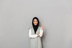 Portret szczęśliwa młoda arabska kobieta fotografia stock Portret szczęśliwa młoda arabska kobieta fotografia stock
