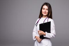 Portret szczęśliwa ładna młodej kobiety lekarka z schowkiem i stetoskopem nad białym tłem zdjęcie stock Portret szczęśliwa ładna młodej kobiety lekarka z schowkiem i stetoskopem nad białym tłem zdjęcie stock