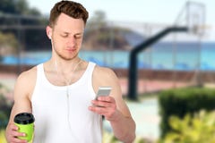 Portret szczęśliwi sporty obsługuje trwanie pobliskiego sporta pole z telefonem komórkowym outdoors zdjęcia stock Portret szczęśliwi sporty obsługuje trwanie pobliskiego sporta pole z telefonem komórkowym outdoors zdjęcia stock