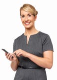 Portret Szczęśliwy bizneswoman Używa Mądrze telefon fotografia stock Portret Szczęśliwy bizneswoman Używa Mądrze telefon fotografia stock