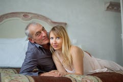 Portret Uśmiechnięta para z Pełnoletnią różnicą Piękna młoda kobieta z Jej Starszym kochanka lying on the beach na łóżku człowiek obraz royalty free Portret Uśmiechnięta para z Pełnoletnią różnicą Piękna młoda kobieta z Jej Starszym kochanka lying on the beach na łóżku człowiek obraz royalty free