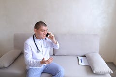 Portret van artsenkerel dat op mobiel advies aan patiëntensi geeft stock afbeeldingen Portret van artsenkerel dat op mobiel advies aan patiëntensi geeft stock afbeeldingen