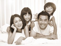 Portret van Aziatische familie met twee kinderen stock afbeeldingen Portret van Aziatische familie met twee kinderen stock afbeeldingen