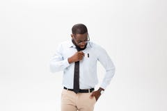 Portret van de boze of geërgerde jonge Afrikaanse Amerikaanse mens die in wit polooverhemd de camera met ontstemd bekijken stock foto's Portret van de boze of geërgerde jonge Afrikaanse Amerikaanse mens die in wit polooverhemd de camera met ontstemd bekijken stock foto's