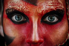 Portret van de de kunstsamenstelling van de close-upschoonheid het rode van Halloween-barokke vrouwenheks stock afbeeldingen Portret van de de kunstsamenstelling van de close-upschoonheid het rode van Halloween-barokke vrouwenheks stock afbeeldingen