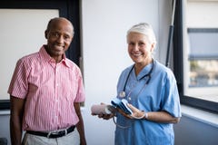 Portret van de glimlachende hogere mens en gezondheidszorgarbeider Stock Fotografie Portret van de glimlachende hogere mens en gezondheidszorgarbeider Stock Fotografie