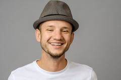 Portret van de glimlachende jonge mens die camera bekijken royalty-vrije stock fotografie Portret van de glimlachende jonge mens die camera bekijken royalty-vrije stock fotografie