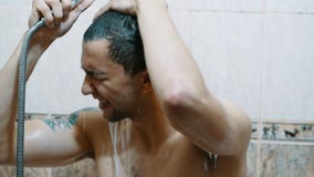 Portret van de grappige mens die en in douche, wassend hoofd in badkamers zingen dansen stock videobeelden Portret van de grappige mens die en in douche, wassend hoofd in badkamers zingen dansen stock videobeelden