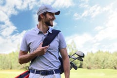 Portret van de mannelijke zak van het golfspeler dragende golf terwijl het lopen door groen gras van golfclub stock afbeeldingen Portret van de mannelijke zak van het golfspeler dragende golf terwijl het lopen door groen gras van golfclub stock afbeeldingen