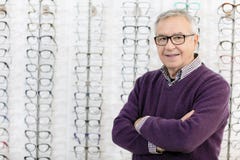 Portret van de mens in de winkel van kaderglazen stock foto Portret van de mens in de winkel van kaderglazen stock foto