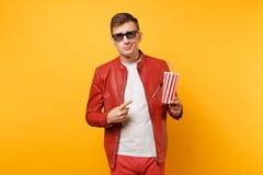 Portret van de mode jonge mens in 3d glazen, rood leerjasje die, t-shirt het letten op filmfilm, kop van soda of kola houden stock foto's Portret van de mode jonge mens in 3d glazen, rood leerjasje die, t-shirt het letten op filmfilm, kop van soda of kola houden stock foto's