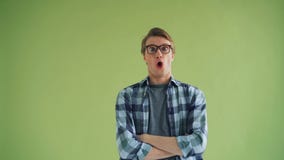 Portret van de speelse jonge mens die hipster grappige gezichten maken bekijkend camera stock footage Portret van de speelse jonge mens die hipster grappige gezichten maken bekijkend camera stock footage