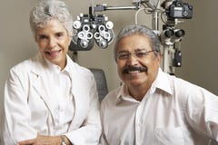 Portret van de Vrouwelijke Chirurgie van Opticienwith patient in stock afbeeldingen Portret van de Vrouwelijke Chirurgie van Opticienwith patient in stock afbeeldingen