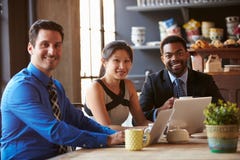 Portret van Drie Zakenlui die bij Laptop in Koffie werken stock afbeelding Portret van Drie Zakenlui die bij Laptop in Koffie werken stock afbeelding