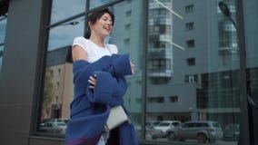 Portret van een aantrekkelijk meisje in een blauwe laag Jonge modieuze vrouw stock footage Portret van een aantrekkelijk meisje in een blauwe laag Jonge modieuze vrouw stock footage