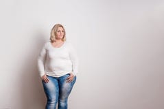 Portret van een aantrekkelijke te zware vrouw in studio op een witte achtergrond royalty-vrije stock fotografie Portret van een aantrekkelijke te zware vrouw in studio op een witte achtergrond royalty-vrije stock fotografie