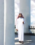 Portret van een Arabische mens die onder de kolommen lopen stock foto Portret van een Arabische mens die onder de kolommen lopen stock foto