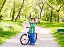 Portret van een blij kind op een fiets in een de zomerpark royalty-vrije stock foto Portret van een blij kind op een fiets in een de zomerpark royalty-vrije stock foto