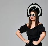 Portret van een elegante donkerbruine zwarte kleding, een zwarte zonnebril, kokoshnik GLB, een lang haar en een mooi gezicht stock fotografie Portret van een elegante donkerbruine zwarte kleding, een zwarte zonnebril, kokoshnik GLB, een lang haar en een mooi gezicht stock fotografie