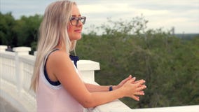 Portret van een Europees leuk blonde de afstand onderzoeken, een jonge gelukkige vrouw of een vrolijk meisje die van aard geniete stock video Portret van een Europees leuk blonde de afstand onderzoeken, een jonge gelukkige vrouw of een vrolijk meisje die van aard geniete stock video