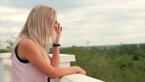 Portret van een Europees leuk blonde de afstand onderzoeken, een jonge gelukkige vrouw of een vrolijk meisje die van aard geniete stock footage Portret van een Europees leuk blonde de afstand onderzoeken, een jonge gelukkige vrouw of een vrolijk meisje die van aard geniete stock footage